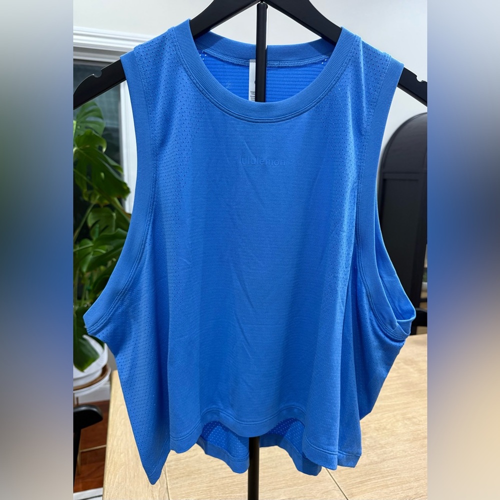 NWT Lululemon Swiftly High Low Cropped Tank
Pool Blue in color size 14